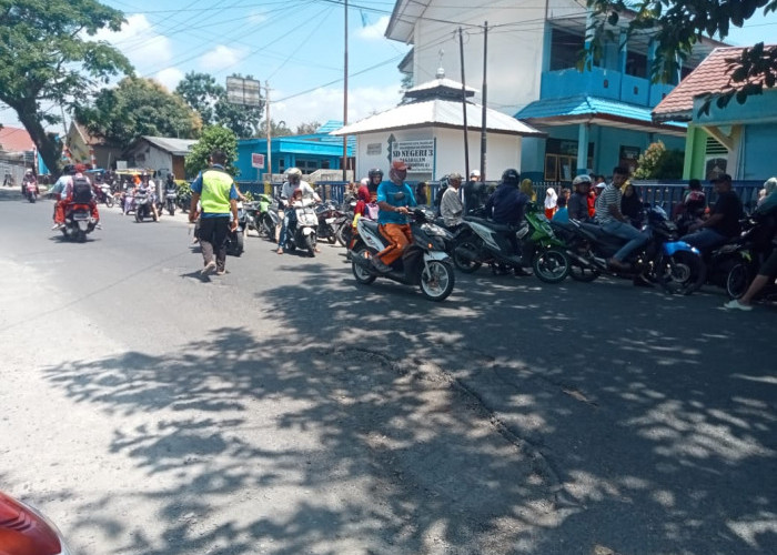 Warga Keluhkan Jalan Rusak, Ganggu Pengguna Jalan