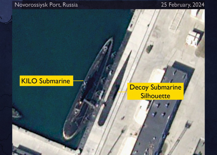 Antisipasi Serangan Rudal dan Drone Kamikaze, Rusia Buat Decoy Kapal Selam Kilo di Dermaga Laut Hitam