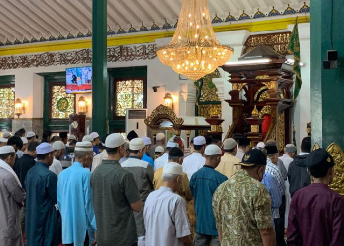 Wow! Ratusan Jemaah Berbondong-bondong ke Masjid Agung, Ada Apakah?