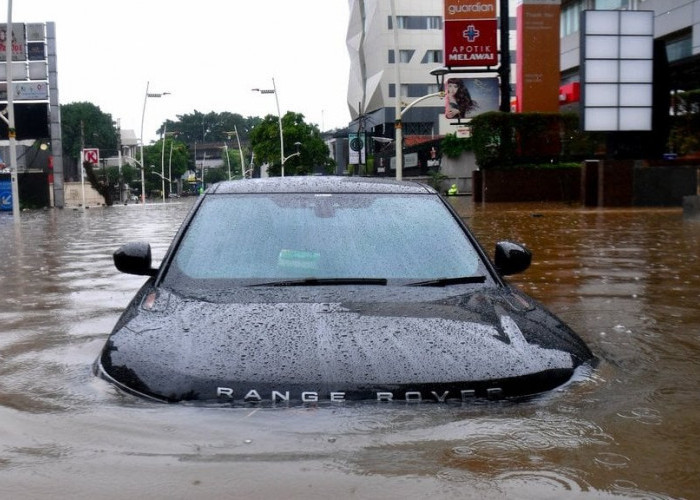 Bagaimana Mengatasi Mobil Terendam Banjir dengan Bijak? Ini Cara Mudah dan Efektif!