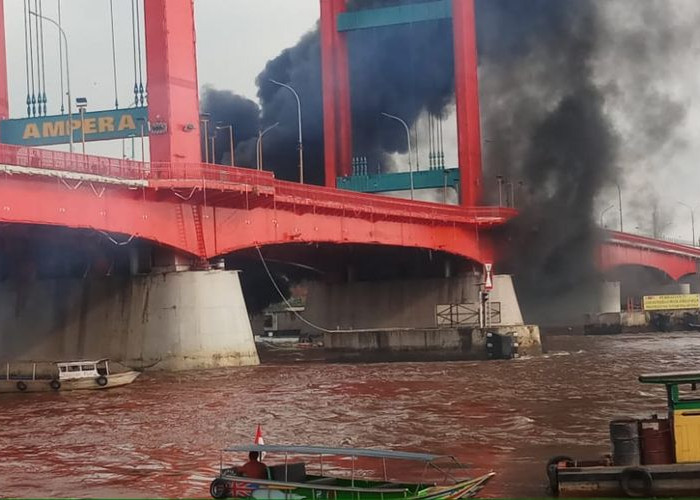 Kapal Jukung Meledak di Sungai Musi, Melibatkan Jembatan Ampera dan Menyisakan Duka