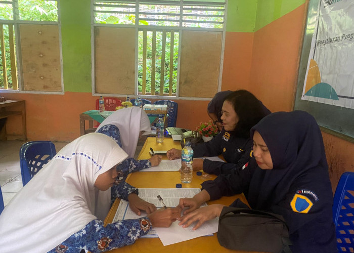 Bank Mandiri, Bantuan Pendidikan Bagi 1,5 Juta Anak Indonesia, Mantaps BOS!, 