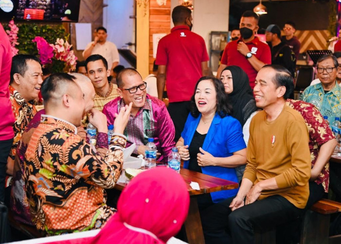 Nikmati Malam di Medan, Presiden Jokowi Makan Durian Bersama Pemred