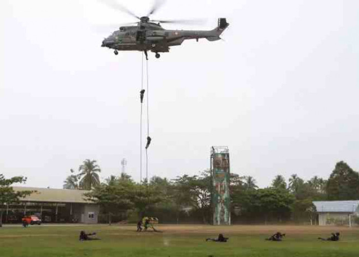 Seperti di Film Action, Begini Aksi Fast Roping dari Helikopter Airbus H225M Caracal TNI AU