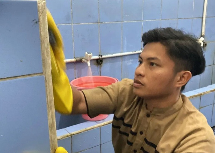 Aksi Pemuda Berhati Mulia Ini Viral, Rela Keliling Kampung  Untuk Bersihkan Toilet Masjid, Ini Orangnya!