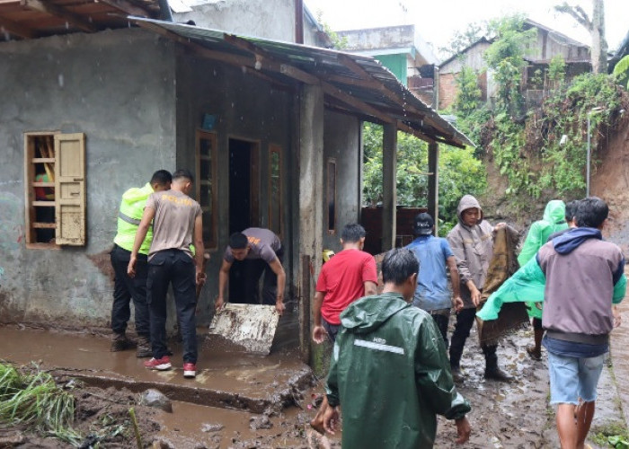 Gabungan Satfung Polres Pagar Alam, Bantu Warga Terdampak Banjir