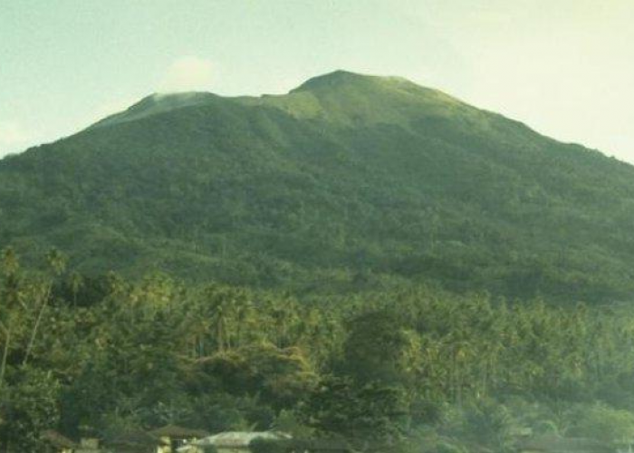 Misteri dan Sejarah Nama Gunung Waloolon, Bali: Gerbang Spiritual yang Tersembunyi