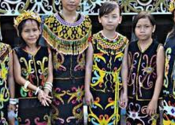 7 Nama Dan Ciri Khas Pakaian Tradisional Dari Suku Kalimantan!
