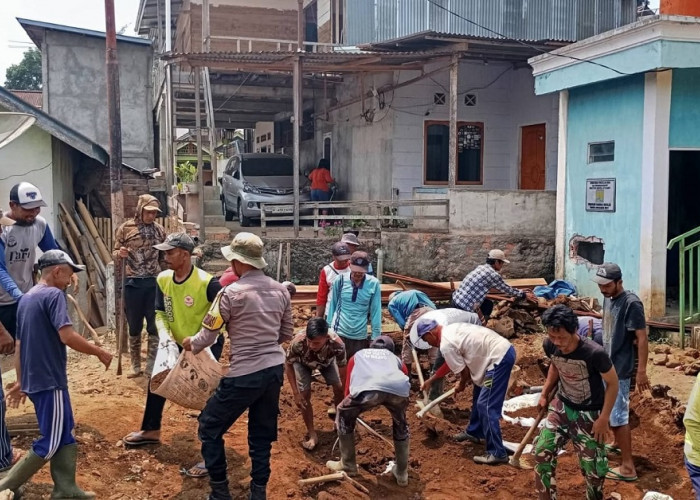 Bhabinkamtibmas dan Warga Rejosari Kompak Gotong Royong Perluas Sarana Ibadah