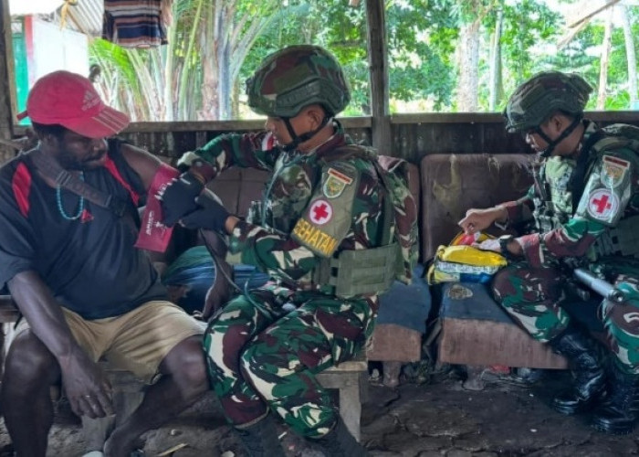 Berikan Pelayanan Kesehatan Masyarakat di Kampung Deka, Ini Yang Dilakukan Satgas Yonif