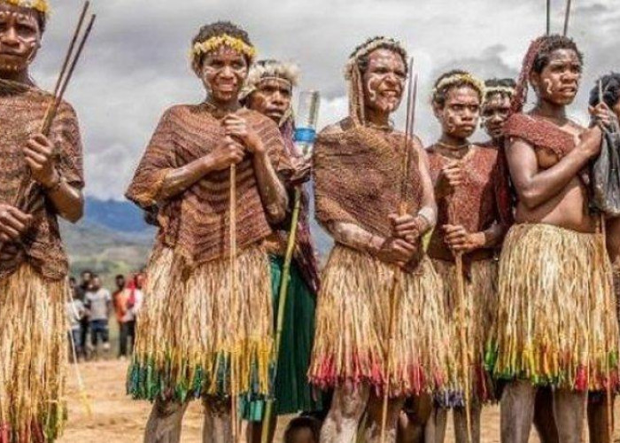 Mengulik 5 Tradisi Aneh Suku Di Indonesia, Salah Satunya Jadi Pelakor? 