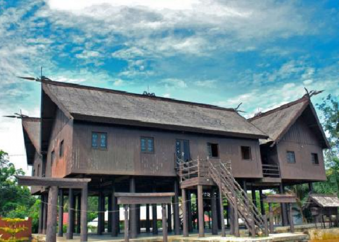 Mengapa Rumah Panjang Suku Dayak Begitu Memikat? Temukan Jawabannya!