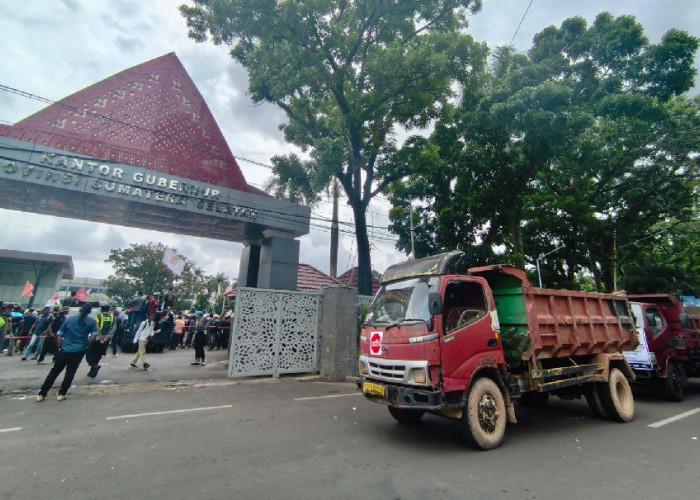 Ratusan Sopir Truk Demo, Kebijakan Gubernur Sumsel Dinilai Hambat Operasional Angkutan