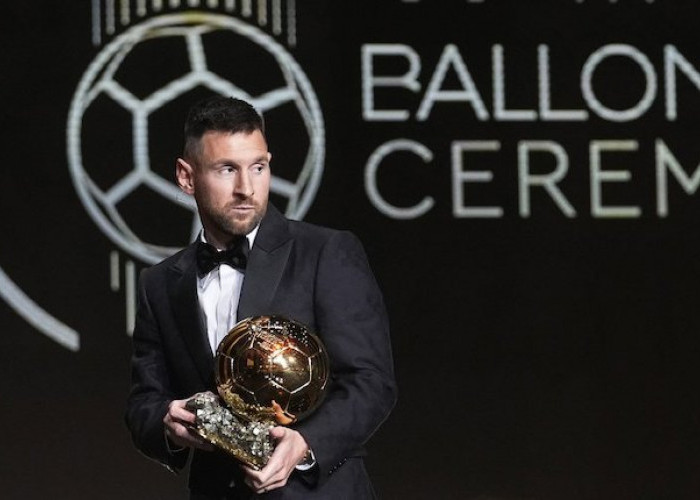 Ungguli Haaland dan Mbappe, Lionel Messi Raih Balon Dor Kedelapannya!