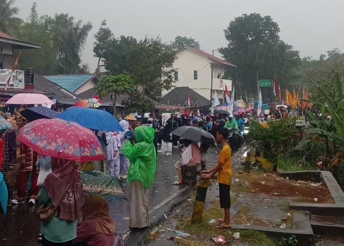 Diguyur Hujan Deras, Masyarakat Antusias Saksikan Karnaval dan Pawai Pembangunan