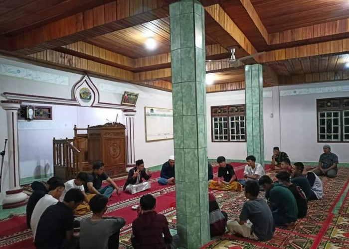 Para pemuda Masjid Al Mujahadah ketika beri’tikaf guna mengejar malam lailatur Qodar 