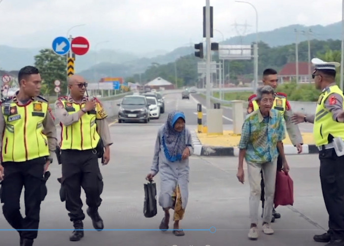 Terharu Banget! Sepasang Lansia Ini Nekad Jalan Kaki Di Jalan Tol Cisumdawu Demi Jenguk Cucu