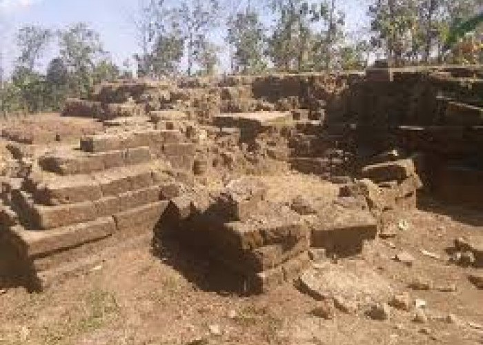 Wow Ternyata Bukan Arkeolog yang Temukan Istana Kuno Kerajaan Airlangga di Tengah Hutan, Lantas Siapakah Dia?