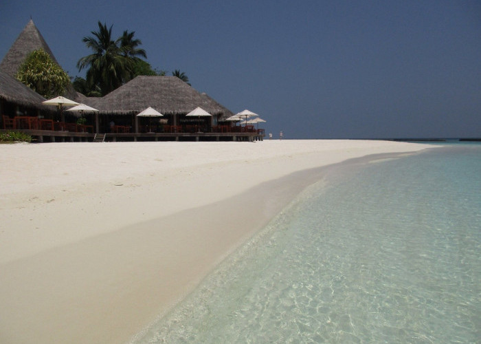 Indonesia Juga Punya, Viral Pantai Maldives Seperti Maladewa, Ke Lamongan Liburanya Wajib Kesini