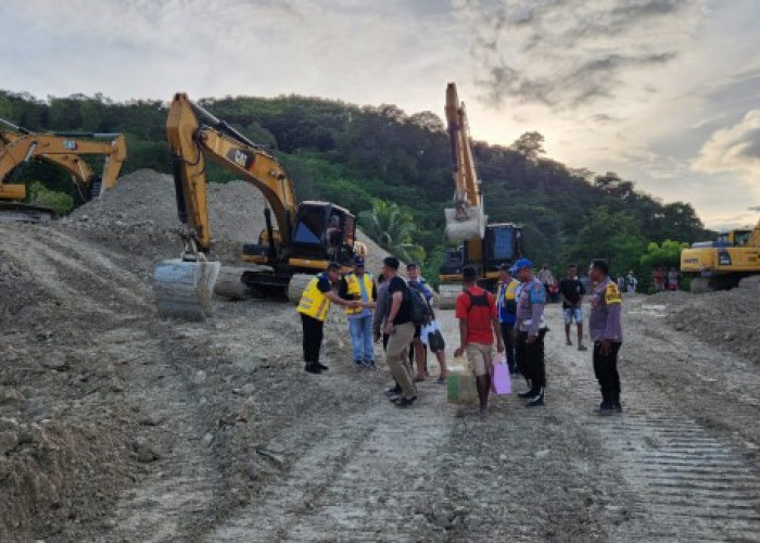 PUPR Buka Jalan Trans Pulau Timor Pascalongsor Di NTT