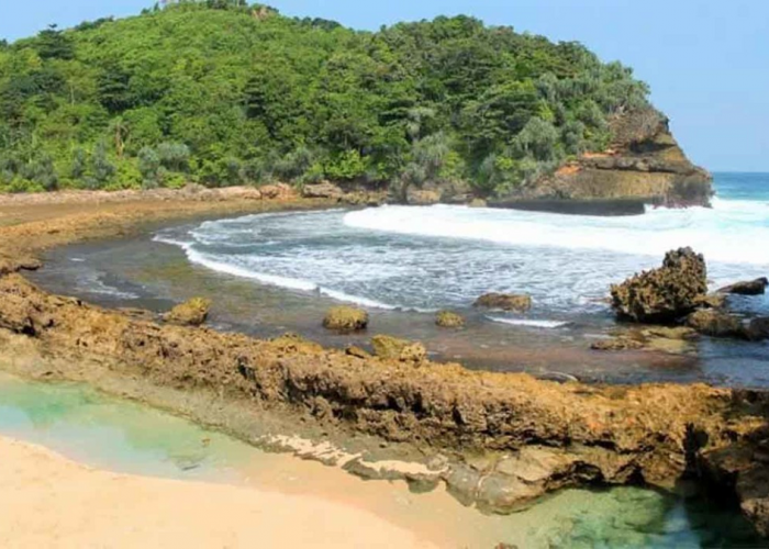 Pesona Pantai Batu Bengkung, Wisata Alam Pesisir yang Memanjakan Jiwa, Cocok Untuk Loh!