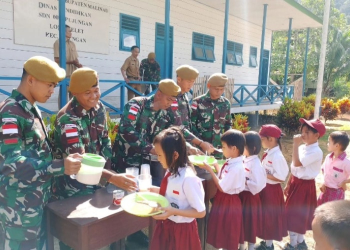 Cerianya Anak-anak SD di Perbatasan Menyantap Masakan Satgas Pamtas Yonarhanud 12/SBP