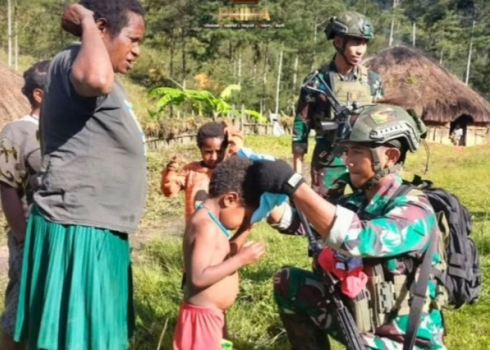 BRAVOO Prajurit TNI, Beri Bantuan Pakaian Kepada Anak di Kampung Wuloni Papua