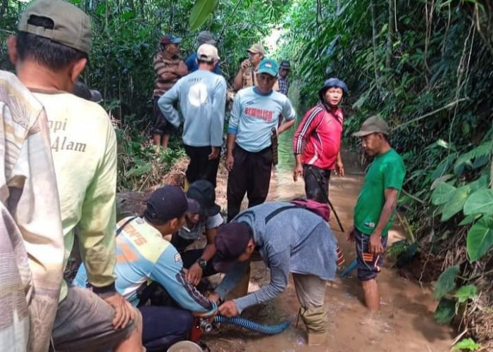 Jaga Semangat Gotong Royong, Lakukan Normalisasi Irigasi di Dusun Jangkar
