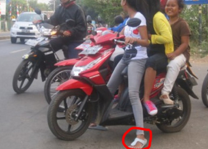 Naik Motor Pakai Sandal Jepit di Jalan Raya, Ini Dia Bahayanya!