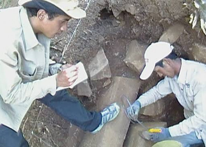Benarkah Harta Karun Atlantis Ditemukan? Para Arkeolog Dunia Terkejut Dengan Situs Gunung Padang, Ada Apa?