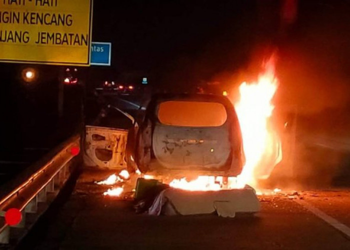 Gegara Ini! Mobil Pemudik Terbakar di Tol Mojokerto