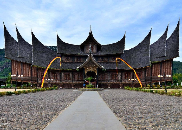 Eksplorasi Wisata Sejarah dan Budaya di Istana Pagaruyung, Lorong Waktu di Tanah Minang