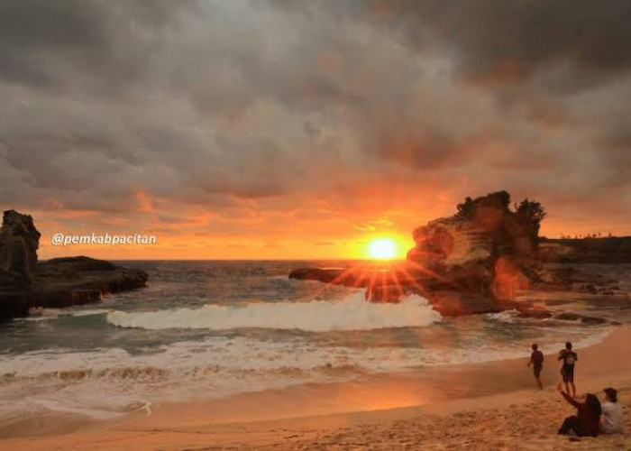 7 Pantai Terbaik di Indonesia untuk Menikmati Sunset yang Spektakuler