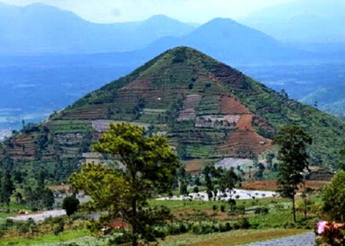 Bukti Baru Mengungkapkan Kejutan di Bukit Situs Padang! Apakah Ini Candi Raksasa yang Hilang?