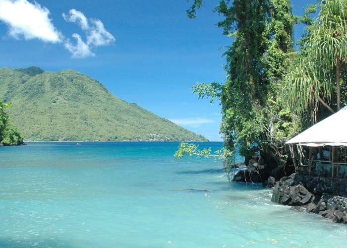 Pesona Pantai Sulamadaha, Air Jernih dan Keindahan Tersembunyi di tanah Maluku yang Menakjubkan