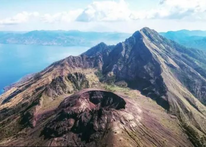 Kekuatan Alam dan Spiritual: Sejarah Gunung Iliwerung yang Penuh Misteri