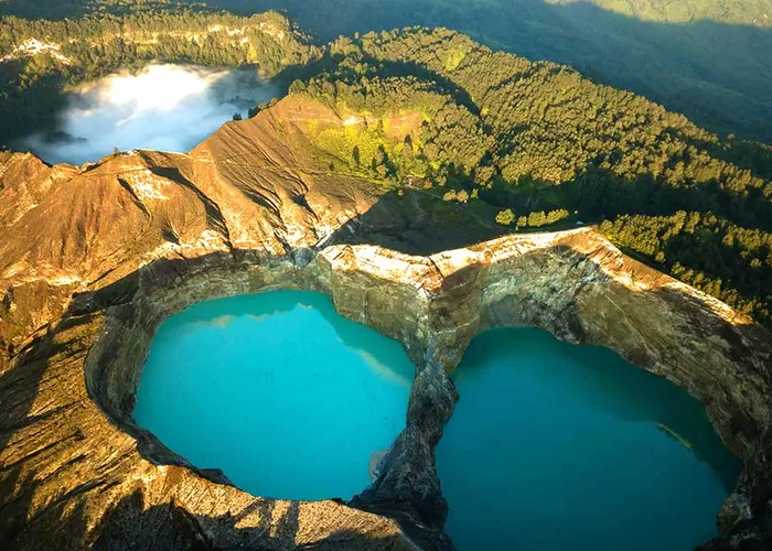 Mengungkap Misteri Gunung Kelimutu: Keajaiban Alam yang Menyimpan Cerita