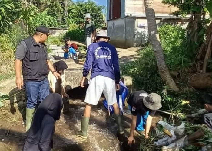 Gotong Royong Bersihkan Irigasi Tersumbat, Lurah Minta Fasilitas Atasi Sampah