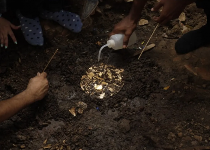 Mengejutkan! Arkeolog Berhasil Temukan Makam Berisi Emas dan Keramik Kuno di Lokasi ini