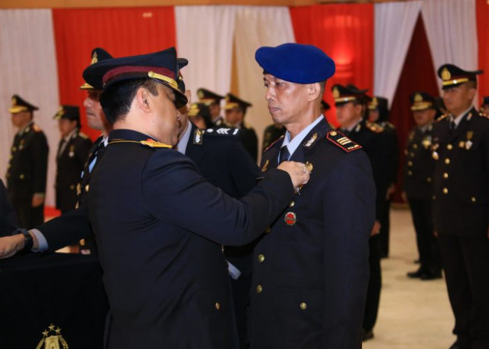 Atas Dedikasinya, Presiden Jokowi Anugerahi 209 Personel Polri Bintang Bhayangkara Nararya