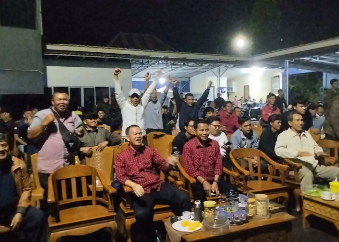 Gelar Nobar Kualifikasi Piala Dunia, Paslon ALAF Bersama Masyarakat Antusias!