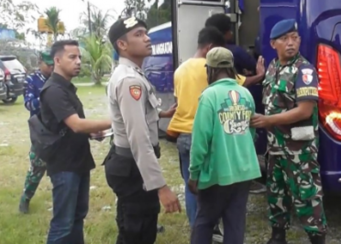 Dampak Serangan KKB, TNI-Polri Evakuasi 25 Warga Paro