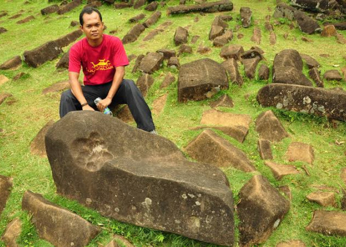 Menelisik Keajaiban Batu Macan di Gunung Padang, Warisan Sejarah Melalui Jejak Kaki Kuno