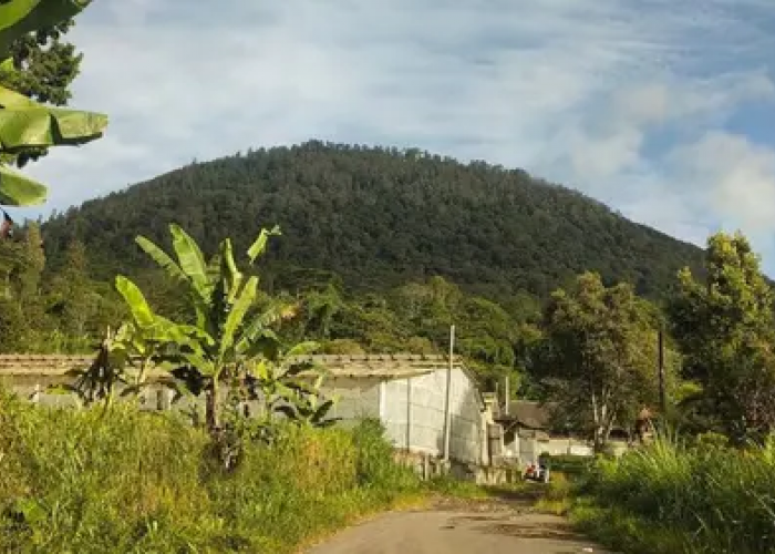 Gunung Pohen: Cerita di Balik Nama dan Keajaiban Spiritualnya