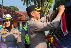Gelorakan Rasa Cinta Tanah Air, Polres Pagar Alam Bagikan Merah Putih ke Pengendara