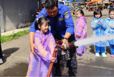 Seru dan Edukatif! Anak KB Al Vina Belajar Jadi Pemadam Cilik di Outing Class Kebakaran