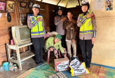 Polwan Berbagi, Salurkan Bansos Kepada Lansia Sebatang Kara 