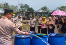 Respon Cepat Polres Pagar Alam Distribusikan Air Bersih ke Warga