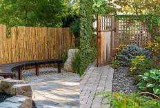 Inspirasi Pagar Bambu dengan Taman dan Jalan Setapak Batu Alam, yang Bikin Halaman Rumah Makin Asri!