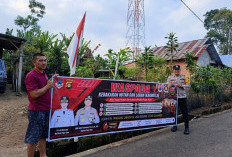 Cegah Karhutla, Bhabinkamtibmas Sebar Spanduk Imbauan kepada Masyarakat